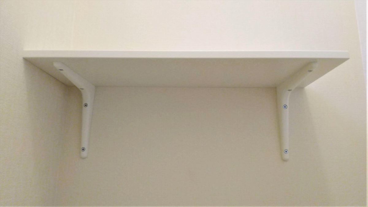 IKEAのL字パーツと棚板でウォールシェルフ（壁に設置）