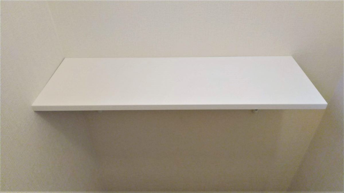 IKEAのL字パーツと棚板で自作ウォールシェルフ（壁に設置したところ）