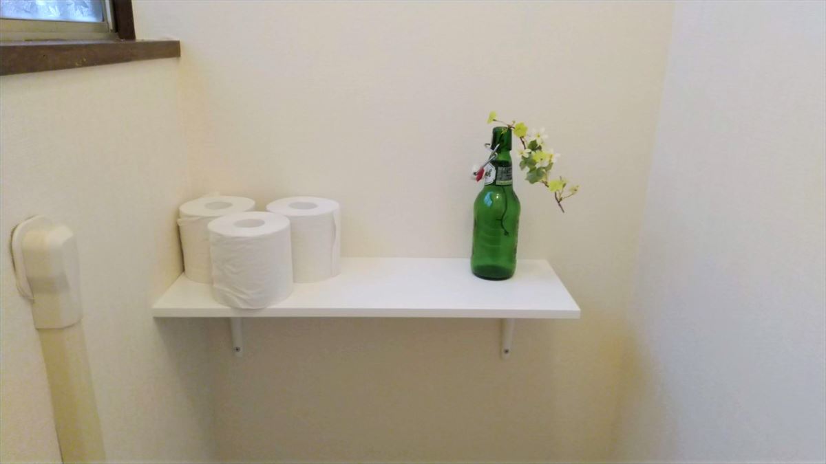 IKEAのL字パーツと棚板でDIY ウォールシェルフ（壁に設置したところ）